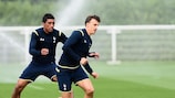 Spurs' Paulinho and Vlad Chiricheş in training