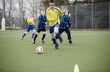 Imagen de unos niños jugando al fútbol