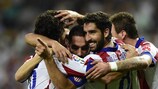 Arda Turan es felicitado por sus compañeros del Atlético de Madrid