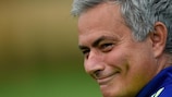 O treinador do Chelsea, José Mourinho, bem disposto durante o treino de terça-feira