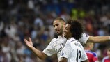 Karim Benzema e Marcelo comemoram o quinto golo do Real ante o Basileia