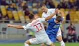 Danilo D'Ambrosio e Zdravko Kuzmanović em tarefa defensiva frente a Serhiy Kravchenko