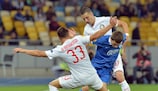 Danilo D'Ambrosio und Zdravko Kuzmanović verteidigen gegen Serhiy Kravchenko