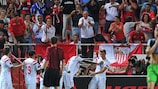 Футболисты "Севильи" празднуют гол Гжегожа Крыховяка