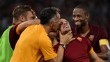 I giocatori dell'AS Roma festeggiano Alessandro Florenzi, che ha appena realizzato il vantaggio contro l'Hellas Verona FC
