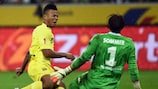 Villarreal's Ikechukwu Uche takes on Gladbach goalkeeper Yann Sommer