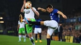 Wolfsburgs Kevin De Bruyne im Zweikampf gegen Evertons Seamus Coleman