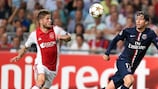 Lasse Schöne face à l'ancien joueur de l'Ajax Maxwell lors du match nul entre les deux clubs à Amsterdam