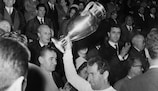 Francisco Gento ergue o sexto título de campeão europeu de clubes conquistado pelo Real Madrid