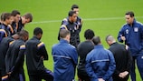 Besnik Hasi s'adresse à ses joueurs avant d'affronter Arsenal