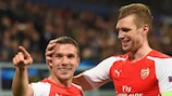 Lukas Podolski nimmt Glückwünsche von Per Mertesacker entgegen