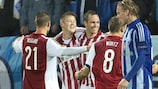 Aalborgs Spieler feiern den Torschützen zum 2:0, Nicolaj Thomsen