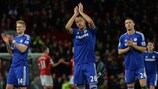 Os jogadores do Chelsea saúdam os seus adeptos após o empate em Old Trafford
