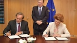 Слева направо: Мишель Платини, Жозе Мануэл Баррозу и Андрулла Вассилиу на церемонии подписания соглашения