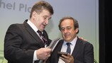 Michel Platini (rechts) mit FAF-Präsident Pertti Alaja