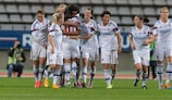 Футболистки "Лиона" празднуют гол в ворота парижанок