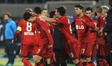 Bis de Son reforça liderança do Leverkusen