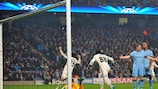 Seydou Doumbia (número 88) celebra uno de sus goles en Manchester