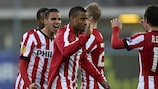 Os jogadores do PSV festejam o seu terceiro e decisivo golo