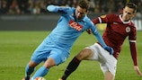 L'attaquant du Napoli Gonzalo Higuaín protège le ballon devant Mario Holek (Sparta)