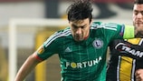 El jugador del Legia Ivica Vrdoljak lucha por un balón con Koen Persoons