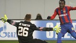 Сейду Думбия атакует ворота "Ромы" в Лиге чемпионов УЕФА