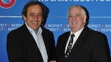 Michel Platini (izquierda) y el presidente de la Federación Irlandesa de Fútbol (FAI) Tony Fitzgerald