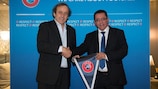 Michel Platini (à g.) et le président de l'Association israélienne de football, Ofer Eini