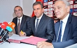 Hamza Hamzaoğlu puts pen to paper on a contract to coach Galatasaray