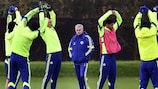 O treinador do Chelsea, José Mourinho, dirige o treino na véspera do jogo