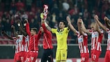 Die Spieler von Olympiacos werden von den Fans nach ihrem Sieg gefeiert