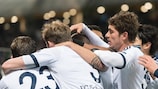 Max Meyer wird nach seinem entscheidenden Tor für Schalke 04 gefeiert