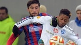 Dynamos Jeremain Lens schirmt den Ball vor Steauas Paul Papp ab
