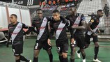 Футболисты "Генгама" после первого гола Клодьо Бове