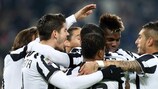 Os jogadores da Juventus comemoram um dos dois golos de Carlos Tévez
