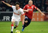 El jugador del Monaco Bernardo Silva lucha con Florent Balmont (derecha), del Lille