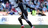 Gareth Bale festeja o golo da vitória tardio, marcado de penalty