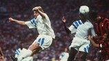 Au duel aérien avec Frank Rijkaard, Basile Boli marque le but de la victoire pour Marseille, à Munich, en 1993, contre l'AC Milan