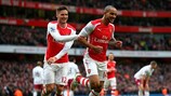 Theo Walcott celebra após marcar o terceiro golo do Arsenal