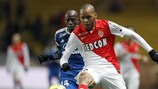 Mouhamadou Dabo dell'Olympique Lyonnais in azione con Fabinho dell'AS Monaco FC durante il posticipo di Ligue 1