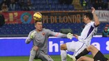 Mario Gomez slides in to score Fiorentina's first goal against Roma