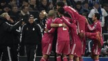 O Real Madrid festeja o triunfo sobre o Schalke, que lhe permitiu igualar o recorde do Bayern