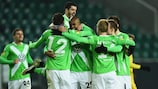Bas Dost é abraçado após colocar o Wolfsburgo em vantagem