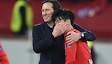 Roger Schmidt e Son Heung-Min festeggiano il successo del Leverkusen a fine gara