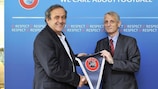 Michel Platini (izquierda) junto al presidente de la EPO Giorgos Girtzikis