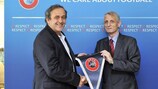 Michel Platini (à gauche) et le président de l'EPO Giorgos Girtzikis