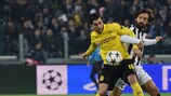 Andrea Pirlo in azione contro il Dortmund prima dell'infortunio