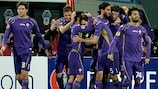 Mario Gomez festeja com os colegas de equipa da Fiorentina após marcar frente ao Tottenham