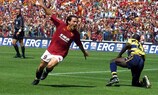 Vincenzo Montella comemora depois de marcar na última jornada de 2000/01 e contribuir para o título da Roma