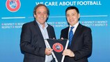 El Presidente de la UEFA, Michel Platini, y el presidente de la KFF Yerlan Kozhagapanov